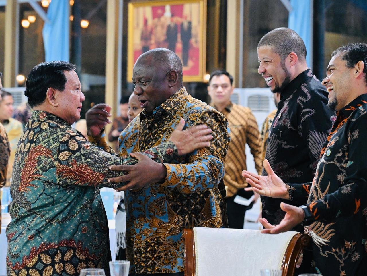 Presiden Prabowo Jamu Presiden Ramaphosa, Batik Jadi Sorotan di Meja Diplomasi