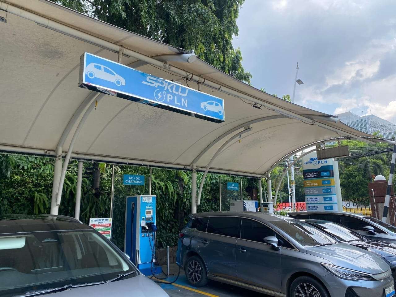 Perkuat Ekosistem Kendaraan Listrik, PLN Resmikan Dua SPKLU